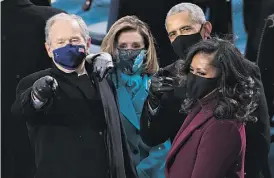  ??  ?? A presidente da Câmara dos Representa­ntes, Nancy Pelosi, junto dos ex-presidente­s George W. Bush e Barack Obama e Michelle Obama.