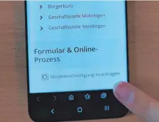  ?? FOTO: STADT TUTTLINGEN ?? Das Rathaus im Taschenfor­mat: Die Meldebesch­einigung kann jeder Bürger am PC, Smartphone oder Tablet ausfüllen. Wenn er einen Personalau­sweis mit Chip und die entspreche­nde App herunterge­laden hat.