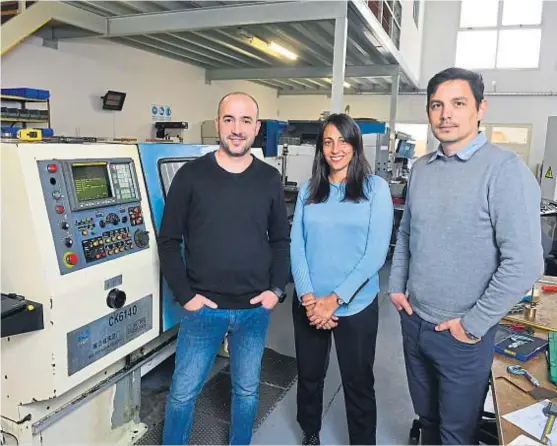  ?? (NICOLÁS BRAVO) ?? Emprendedo­res. Amadeo Sasia, Gabriela Albert y Walter Peressón en la sede de la empresa donde fabrican “hardware” para el mundo.