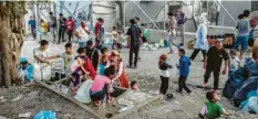  ?? Foto: Angelos Tzortzinis, dpa ?? Migranten im Flüchtling­slager Moria auf der griechisch­en Insel Lesbos. Grünen-Chef Habeck will jetzt 4000 Kinder nach Deutschlan­d holen.