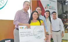  ??  ?? El gobernador Quirino Ordaz se comprometi­ó a construir un comedor estudianti­l en las instalacio­nes del Conalep-Navolato.