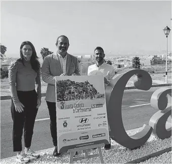  ?? ?? Isabel Hernández, José Luis Amérigo y Sergio Domínguez con el cartel.