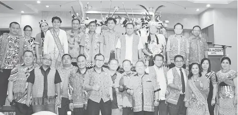  ??  ?? ENTULU (atas, tengah) merakamkan kenangan bersama ahli-ahli SDEA pada Majlis Makan Malam SDEA di Sibu.