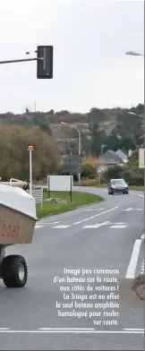  ??  ?? Image peu commune d’un bateau sur la route, aux côtés de voitures ! Le Tringa est en effet le seul bateau amphibie homologué pour rouler sur route.