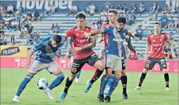  ?? API ?? Los jugadores del Deportivo Cuenca Guillermo Fratta (19) y Rodrigo Melo durante el compromiso ante Emelec. /