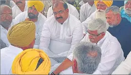  ?? HT PHOTO ?? Union minister Gajendra Singh Shekhawat and Punjab BJP chief Ashwani Sharma offering their condolence­s to Sidhu Moose Wala’s father at Moosa village in Mansa on Thursday.