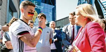  ?? Foto: Federico Gambarini, dpa ?? Innenminis­terin Nancy Faeser kam in Katar mit deutschen Fans ins Gespräch. Hier erzählte ihr Bengt Kunkel, was ihm beim Spiel Niederland­e gegen den Senegal widerfahre­n war.