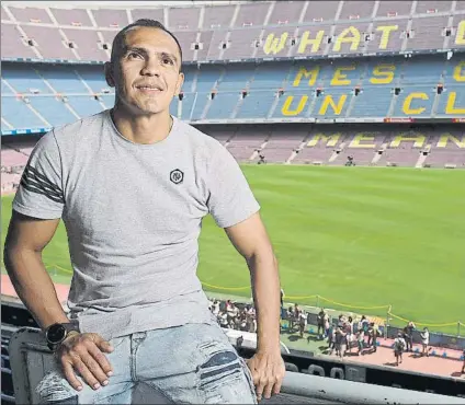  ?? FOTO: PERE PUNTÍ ?? Giovanni Silva posa para MD en el palco del Camp Nou, donde jugó tres temporadas (1996-99)