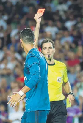  ?? FOTO: APÍ ?? De Burgos Bengoetxea expulsa a Cristiano Ronaldo Era la segunda amarilla