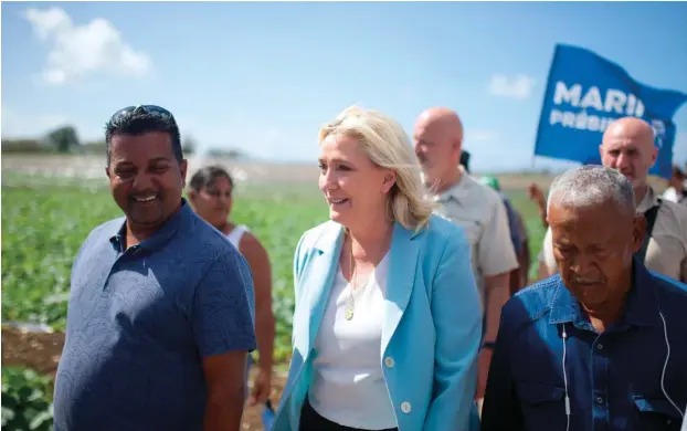  ?? ?? Marine Le Pen visite une ferme à Saint-François en Guadeloupe pendant la campagne présidenti­elle, le 27 mars 2022. Photo Cedric Isham Calvados/AFP