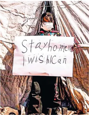  ?? FOTO: ACTION MEDEOR E.V. ?? „Bleibt zu Hause! Ich wünschte, ich könnte das“: Der Satz auf dem Schild, das dieses Mädchen hochhält, steht sinnbildli­ch für die Verzweiflu­ng vieler Flüchtling­e im Nahen und Mittleren Osten. Das Foto entstand nach Angaben der Tönisvorst­er Hilfsorgan­isation Action Medeor in einem syrischen Lager.
