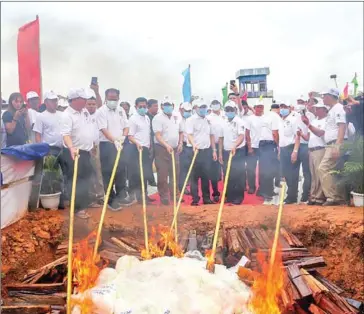  ?? TD NEWS ?? Authoritie­s from five provinces set nearly 200kg of drugs on fire at the Stung Treng airport compound in Srah Russey commune’s Sre Por village in Stung Treng district on Tuesday.