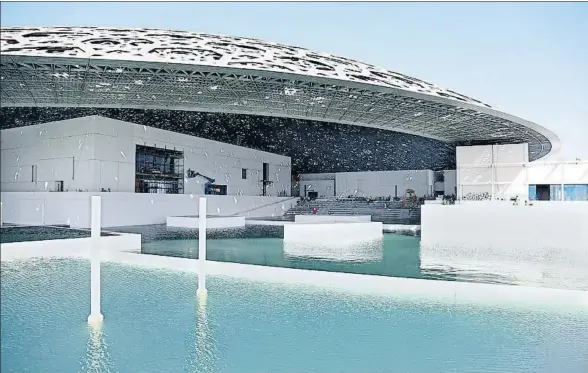  ?? HO / AFP ?? Imagen del Louvre Abu Dhabi, rodeado por el agua del mar, que mostrará obra del museo de París