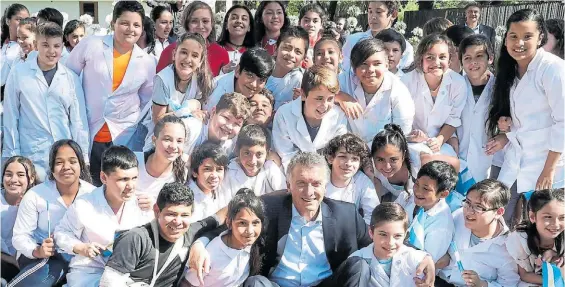  ??  ?? En la residencia de Olivos. El presidente Mauricio Macri recibió ayer a alumnos de escuelas primarias por los 35 años de la democracia.