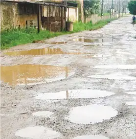  ?? FOTOS DO LEITOR ?? Ruas de Adrianópol­is ficam cheias de poças d’água quando chove