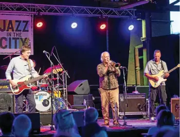  ?? FOTOS (2): MICHAEL KREMER ?? Die Fusion-formation „Nighthawks“eröffnete im Zughafen die Sommerkonz­erte der Reihe „Jazz in the City“. Im Bild: Bassist Dal Martino, Trompeter Rainer Winterschl­aden und Gitarrist Jörg Lehnardt.