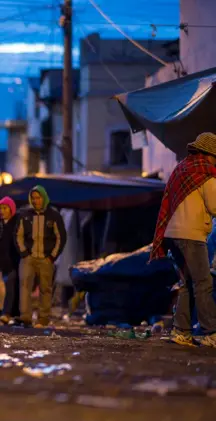  ??  ?? Un cargador amanece con la ciudad a sus espaldas. En torno al mercado de San Roque, entre las calles Loja y la Túpac Yupanqui, cerca de seisciento­s vendedores ofrecen sus productos en el espacio público desde hace más de treinta años.