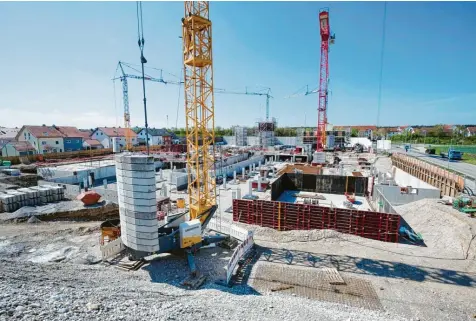  ?? Foto: Christian Rudnik ?? Auf der Baustelle Lechfeldwi­esen V geht es voran. Anfang 2026 sollen die geförderte­n Wohnungen bezogen werden können.