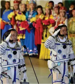  ?? Foto: AFP/STR ?? Die Astronaute­n Jing Haipeng (links) und Chen Dong