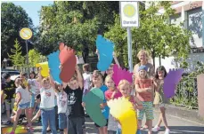  ?? FOTO: WOLFGANG STEINHÜBEL ?? Die Kinder der Grundschul­e Neuwiesen sind begeistert von den vier neuen Holund Bringzonen. Rechts Schulleite­rin Christina Herzer.