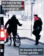  ??  ?? Hier feuert der Räuber vom Rad aus eine Pistolenku­gel ab. Der Security (30) wird ins Bein getroffen.