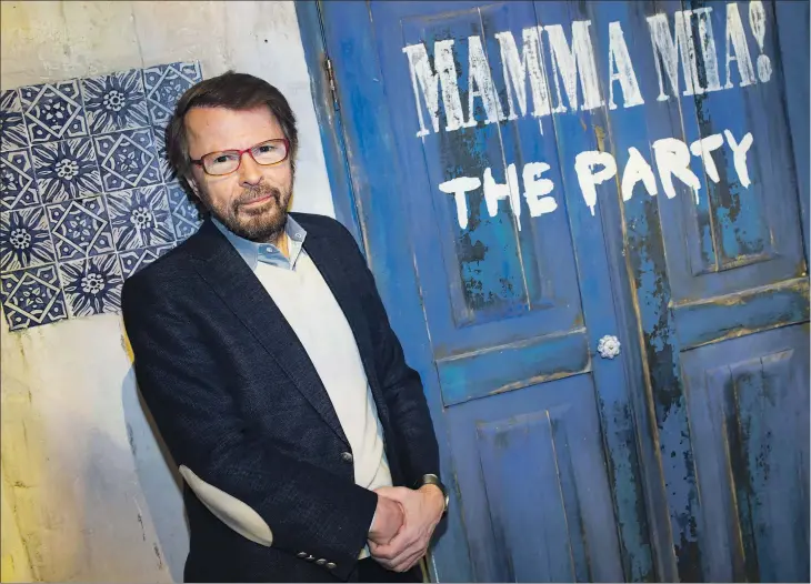  ??  ?? El compositor y productor musical Björn Ulvaeus, de 71 años, en el interior del local de Estocolmo que alberga el nuevo espectácul­o derivado del musical y la película Mamma mia! ,q ue simula ser una taberna griega