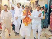  ??  ?? ■ Rao Kamalbir Singh, Congress candidate from Badshahpur constituen­cy, during his election campaign at Kherki Daula village on Wednesday. PARVEEN KUMAR /HT PHOTO