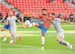  ?? REUTERS ?? Herrera controla un balón en el partido Granada-Athletic