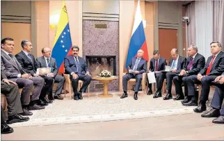  ?? MAXIM SHEMETOV / EFE ?? Alianzas. Putin y Maduro durante la reunión en la residencia de Novo Ogaryovo, en las afueras de Moscú.