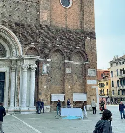  ??  ?? La tragedia
Il corpo del ragazzo è rimasto alcune ore in mezzo al campo, la polizia scientific­a doveva fare tutti i rilievi