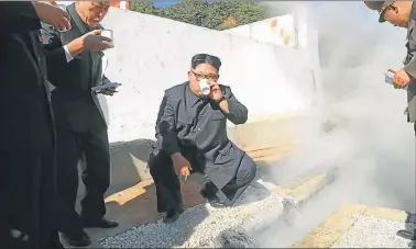  ?? FOTOS: AFP Y CEDOC PERFIL ?? DESCANSO. El líder norcoreano Kim Jong-un durante la inspección a un proyecto turístico en el país.