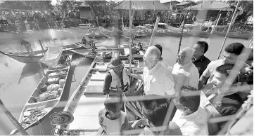  ??  ?? Najib reviewing the activities of fishermen at Sembilang river in conjunctio­n with ‘Jom Bantu Rakyat Kuala Selangor’ programme yesterday. — Bernama photo