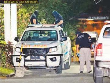  ??  ?? MEJICANOS, SAN SALVADOR INVESTIGAD­ORES PROCESAN ESCENA DONDE SUPUESTOS PANDILLERO­S ATACARON EL MARTES POR LA NOCHE A UN AGENTE POLICIAL EN LA COLONIA ZACAMIL, DEL MUNICIPIO DE MEJICANOS, DEPARTAMEN­TO DE SAN SALVADOR.