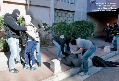  ??  ?? Arrestatio­n de dealers de cocaïne à la cité de la Maurelette par la brigade des stupéfiant­s.