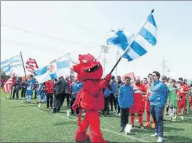  ?? FOTO: ADRIÀ FONTANET ?? Desfile de los equipos en la tercera edición de la Liga Genuine