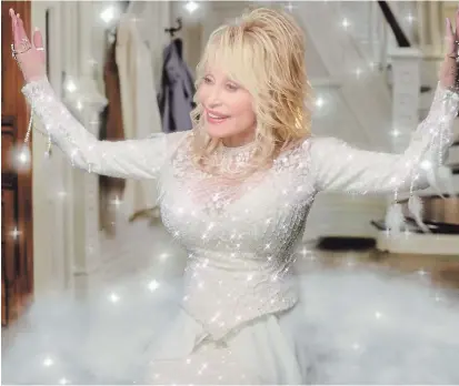  ?? NETFLIX ?? Dolly Parton brings us the withering folksiness that is her specialty as a movie star in “Christmas in the Square.”