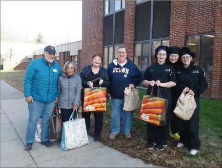  ?? MELISSA SCHUMAN - MEDIANEWS GROUP ?? CTE students Kerry Pancerella, Haylie Seymour, and Morgan Lister hold Thanksgivi­ng bags ready to go, along with members of the Saratoga Kiwanis.
