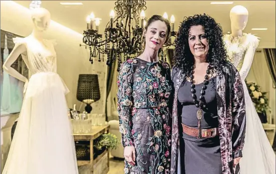  ?? ÁNGELA SILVA ?? La actriz Elena Rivera e Inmaculada García en el nuevo atelier de la diseñadora en Barcelona