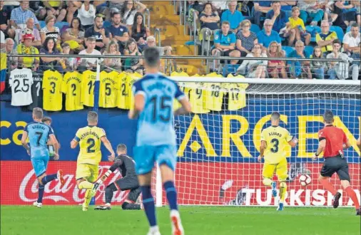  ??  ?? EL GOL. Stuani le ganó la espalda a Víctor Ruiz y Álvaro para batir a Asenjo en el minuto 54 y hacer bueno el gran pase de Borja García.