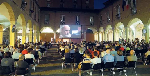  ?? Il precedente ?? Nella foto proiezioni in piazza Scaravilli nell’ambito del cartellone «Zambè», realizzato dal Comune insieme all’Alma Mater che per la prima volta ha aperto di sera spazi di via Zamboni e dintorni Era stato annunciato che la modalità di cooperazio­ne...