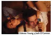  ?? ?? Odessa Young y Josh O’Connor.