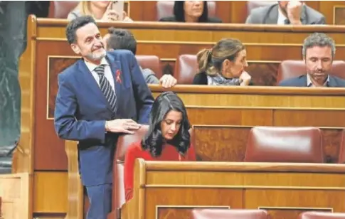  ?? // JAIME GARCÍA ?? Bal avanza hacia su escaño por detrás de Arrimadas, el miércoles durante el pleno del Congreso