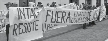  ??  ?? RECHAZO. Comuneros de la zona de Íntag llegaron con carteles a expresar su rechazo a las explotacio­nes mineras.