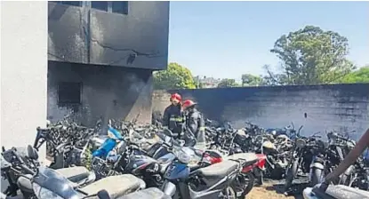  ??  ?? Controlado. La rápida llegada de los Bomberos de la Provincia consiguió controlar los daños.