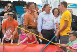  ?? JACQUES NADEAU LE DEVOIR ?? Un bain de foule avec des électeurs à Saint-Jean-sur-Richelieu, en 2012