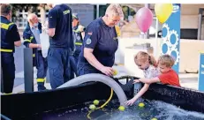  ??  ?? Technik zeigen, auch das gehört auf die Ehrenamtsm­eile. Das Technische Hilfswerk hatte auf dem Rathausvor­platz eine Wasserpump­enstation aufgebaut.