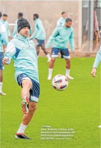  ?? // JUAN JOSÉ ÚBEDA ?? Aitor, Bellerín y Chimy Ávila, durante el entrenamie­nto del Betis en la ciudad deportiva Luis del Sol