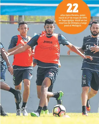  ??  ?? DEFENSA. Marcelo Pereira trata de ganar la posesión del balón ante la mirada de sus compañeros.