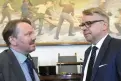  ?? FOTO: LEHTIKUVA/VESA MOILANEN ?? Mats Nylund (SFP) och Peter Östman (KD) säger att det inte är en prestigefö­rlust för regeringen att slänga vårdreform­en, tvärtom. Det skulle visa styrka.