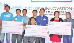  ??  ?? Azizul (second left) among recipients of innovation challenge from Ministry of Science, Technology and Innovation.